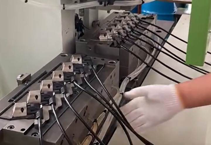 Solusi Cetakan Produksi Steker Konektor Daya PVC