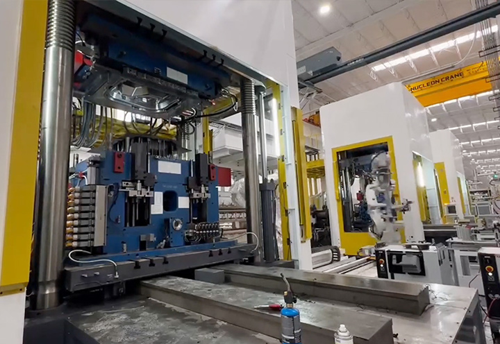 Panel Insulasi Suara Pintu Samping Mobil dari Mesin Cetak Injeksi Vertikal 600T (LZ-JS6000D)